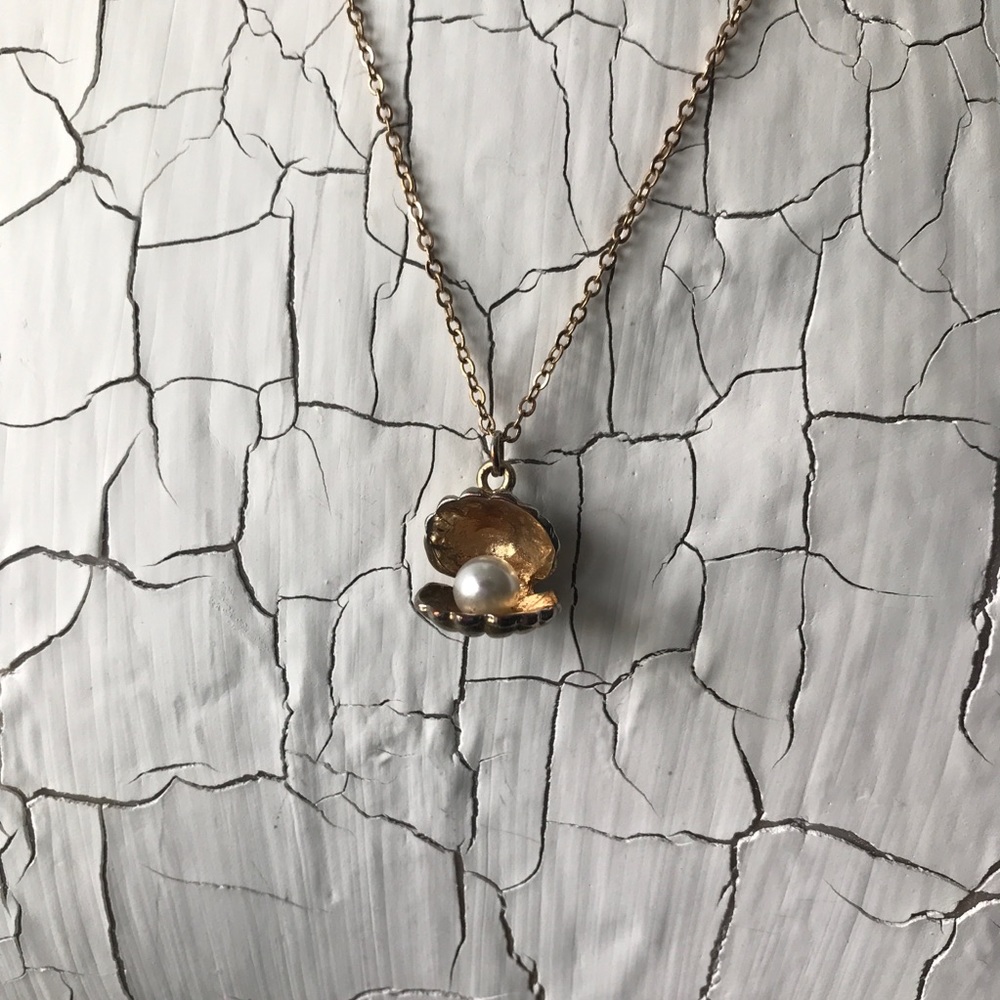 ♡BUNDLE ME♡ Charming Charlie Clam Necklace